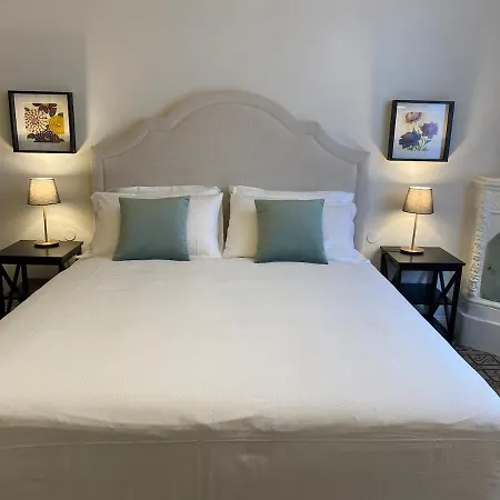 4 Suites, Frescoes And Garden Daire *