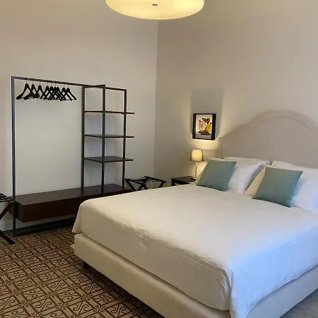 4 Suites, Frescoes And Garden Daire *
