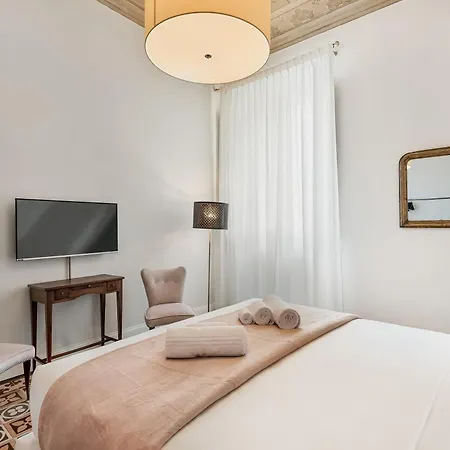 Golden Luxe - 4 Suites, Frescoes And Garden