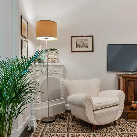 Golden Luxe - 4 Suites, Frescoes And Garden 아파트 *