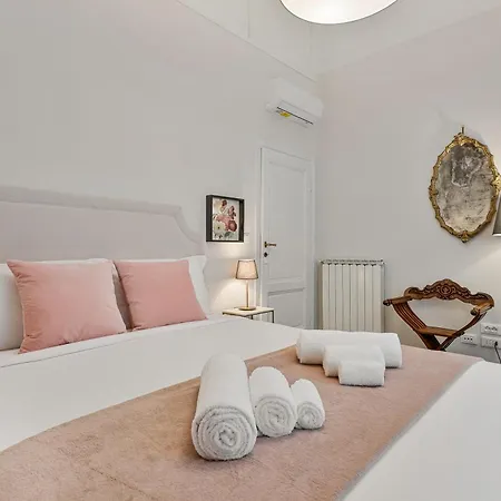 아파트 Golden Luxe - 4 Suites, Frescoes And Garden
