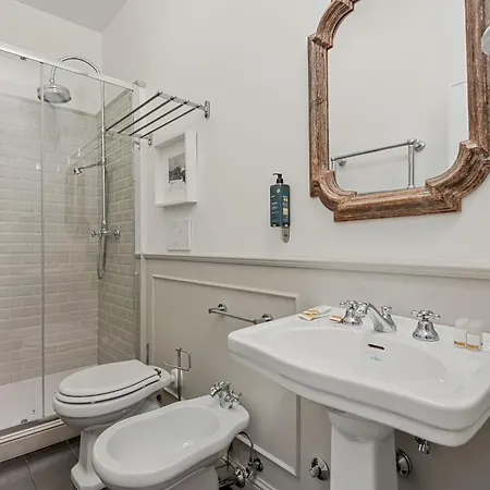Golden Luxe - 4 Suites, Frescoes And Garden 아파트 피렌체