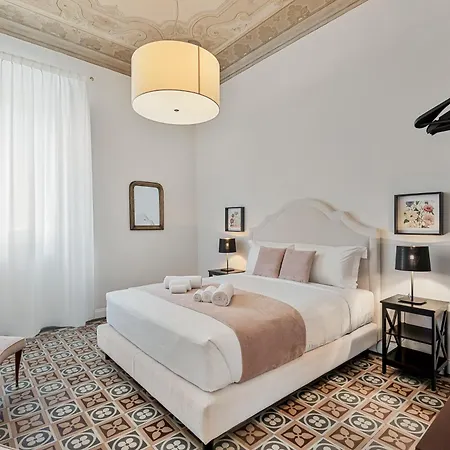 Golden Luxe - 4 Suites, Frescoes And Garden 아파트 피렌체