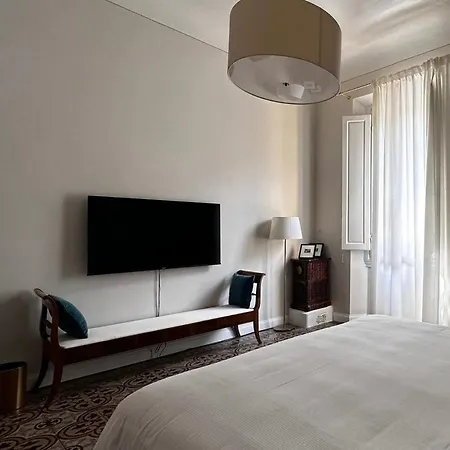 4 Suites, Frescoes And Garden Apartman *