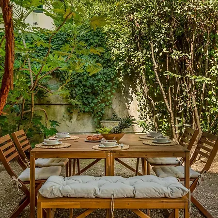 4 Suites, Frescoes And Garden Apartment *