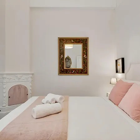 4 Suites, Frescoes And Garden Apartman